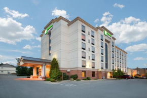 Гостиница Holiday Inn Express Hotel & Suites Bloomington, an IHG Hotel  Блумингтон